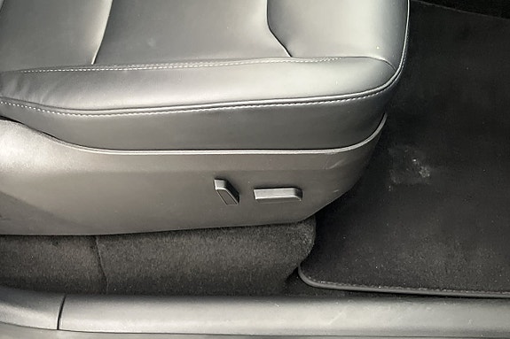 Tesla Model Y 29 of 30