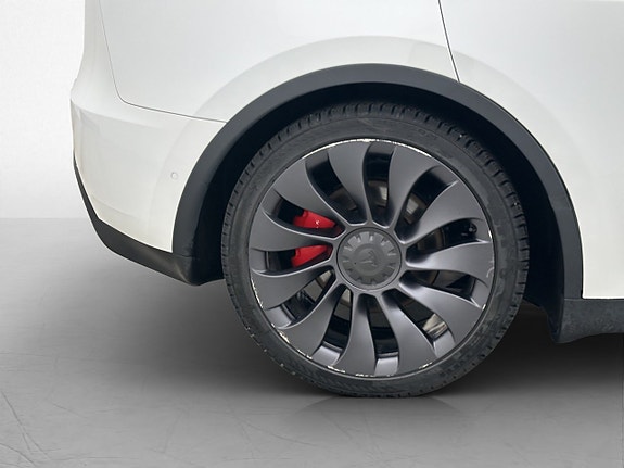 Tesla Model Y 24 of 30
