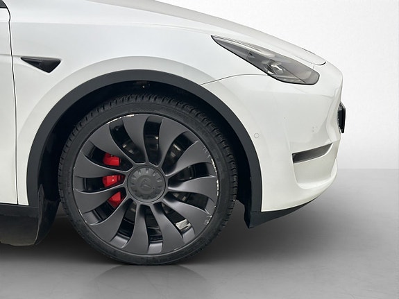 Tesla Model Y 26 of 30
