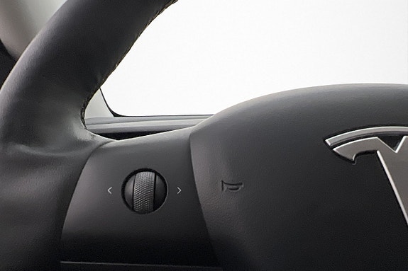 Tesla Model Y 14 of 30