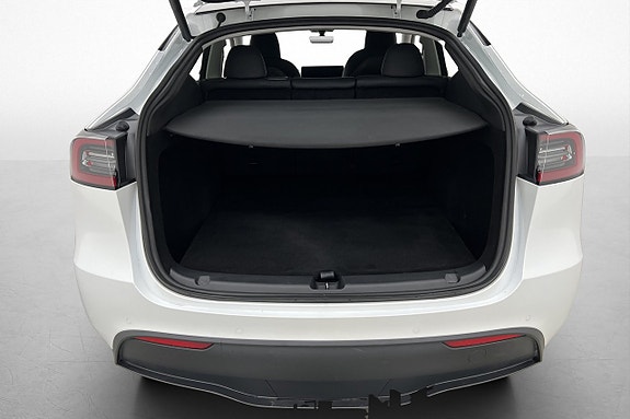 Tesla Model Y 10 of 30