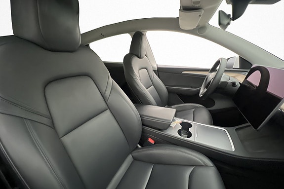 Tesla Model Y 28 of 30