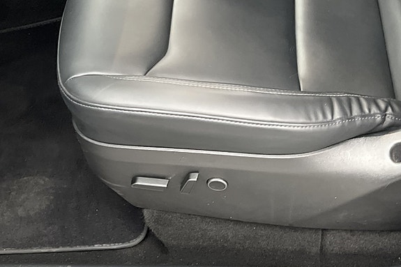 Tesla Model Y 12 of 30