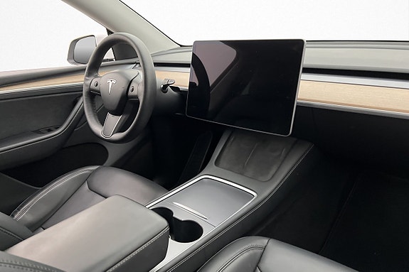 Tesla Model Y 27 of 30