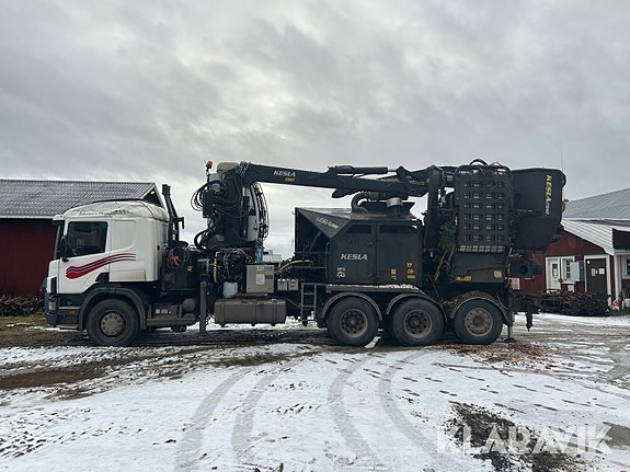 Flishugg Kesla 1060 på Scania 124G