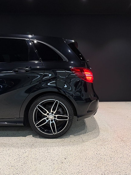 Mercedes-Benz B180 d 4 of 5