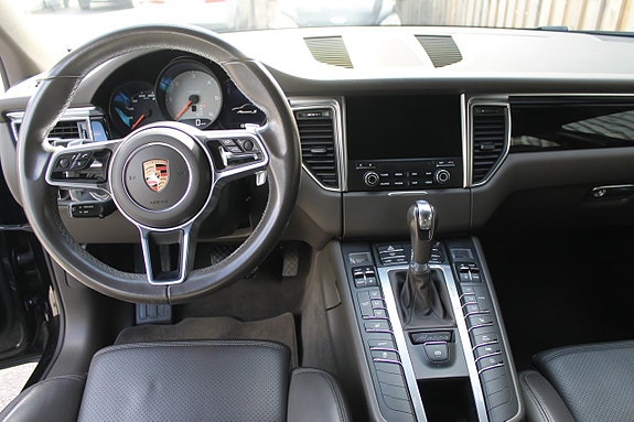 Porsche Macan 4 of 5