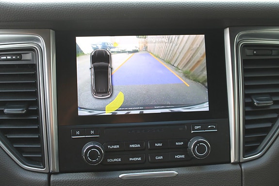 Porsche Macan 8 of 9