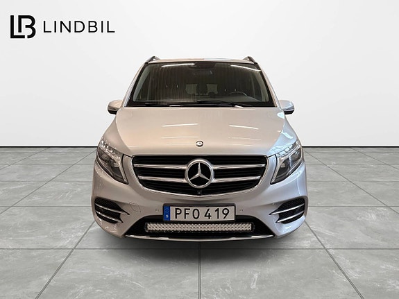 Mercedes-Benz V250 2 of 5