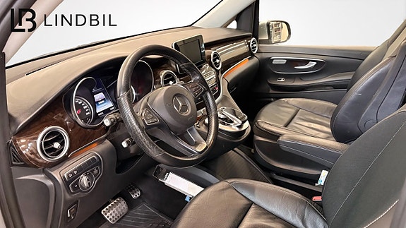Mercedes-Benz V250 10 of 13