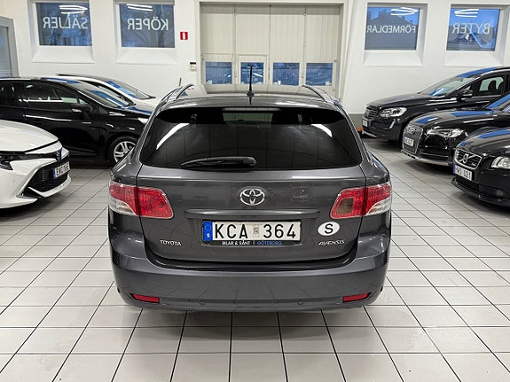 Toyota Avensis 4 of 5