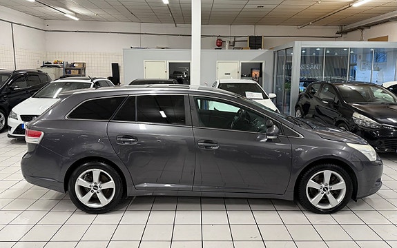 Toyota Avensis 2 of 5