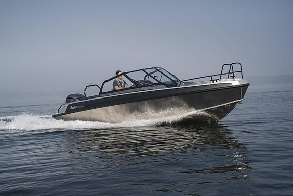 Buster Magnum 2026 med Yamaha F250 XSB Black Edition