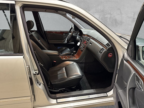 Mercedes-Benz E240 11 of 19