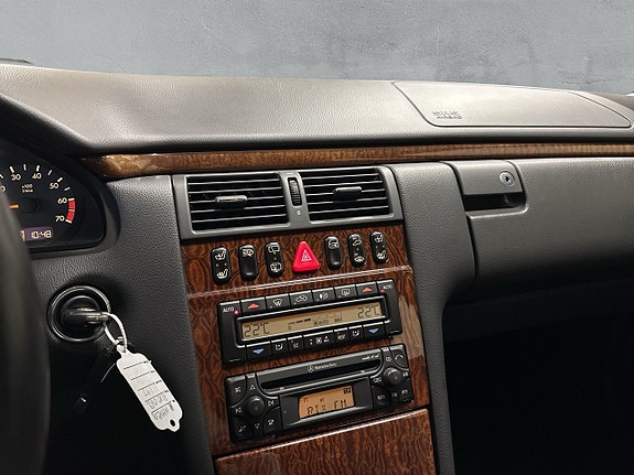 Mercedes-Benz E240 17 of 19