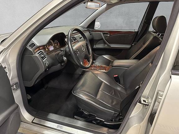Mercedes-Benz E240 10 of 19