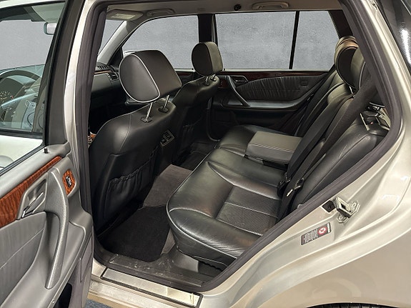 Mercedes-Benz E240 12 of 19