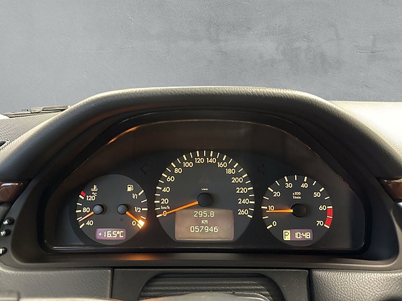 Mercedes-Benz E240 14 of 19