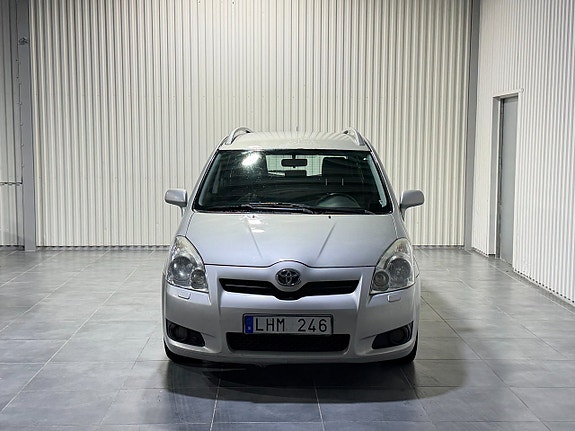 Toyota Corolla Verso 2 of 5