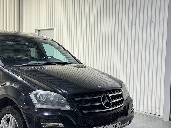 Mercedes-Benz ML350 3 of 5