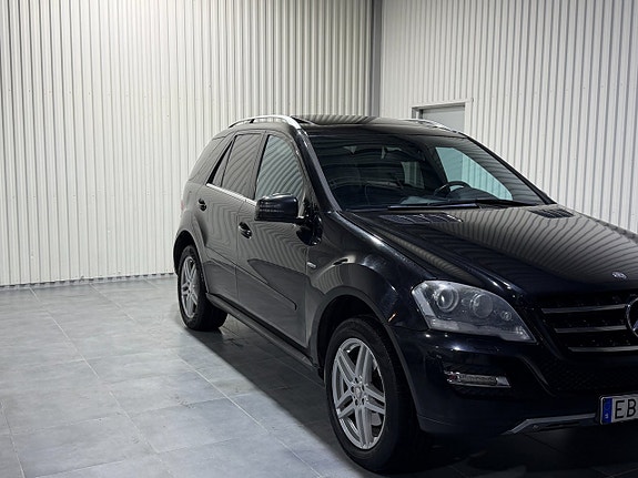 Mercedes-Benz ML350 5 of 5