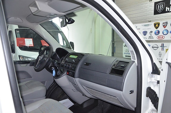 Volkswagen Caravelle 6 of 13