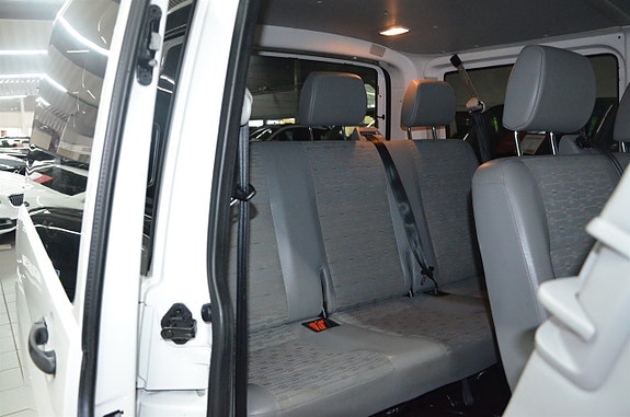 Volkswagen Caravelle 9 of 13