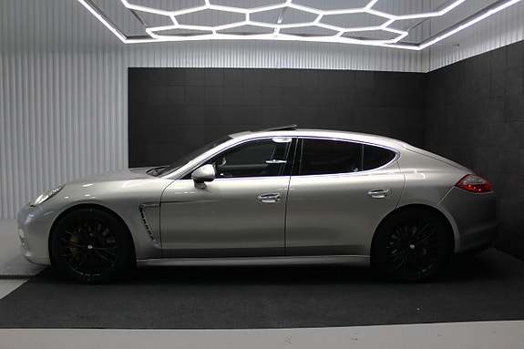Porsche Panamera Turbo 3 of 5