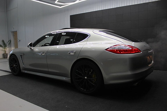 Porsche Panamera Turbo 4 of 5
