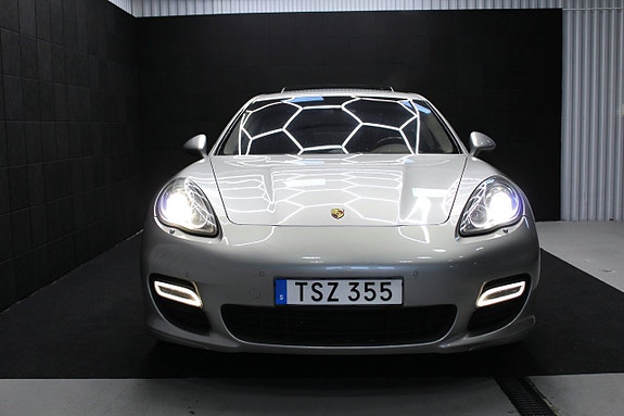 Porsche Panamera Turbo 2 of 22