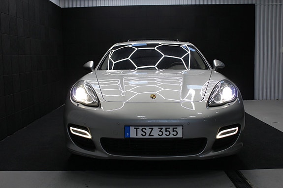 Porsche Panamera Turbo 2 of 5