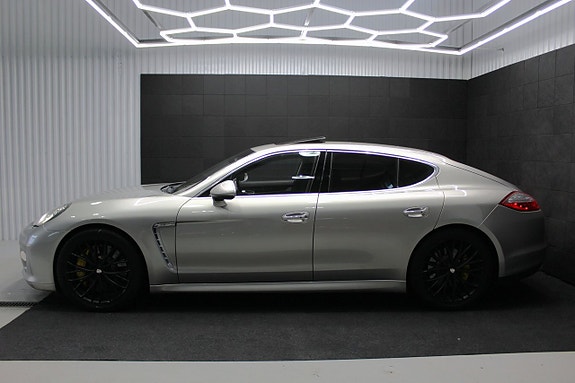 Porsche Panamera Turbo 3 of 22