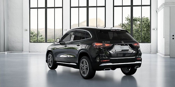 Mercedes-Benz GLA200 4 of 10