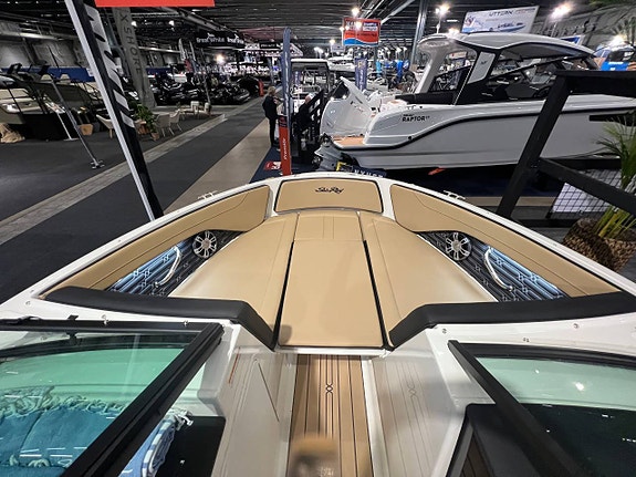 Sea Ray SPX 190 | Stor bowrider som rymmer många 5 of 11