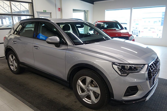 Audi Q3 2 of 5