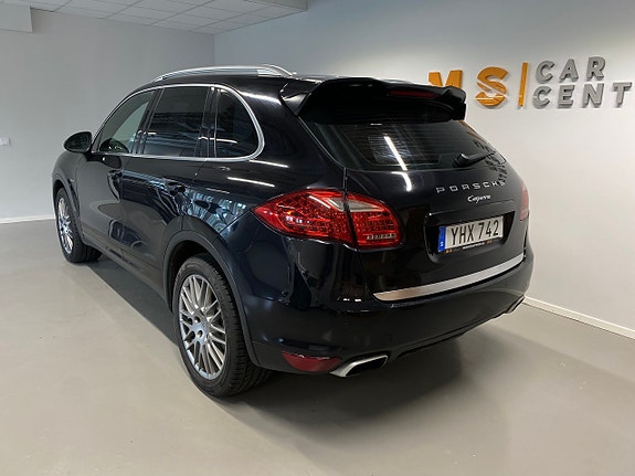 Porsche Cayenne 4 of 5