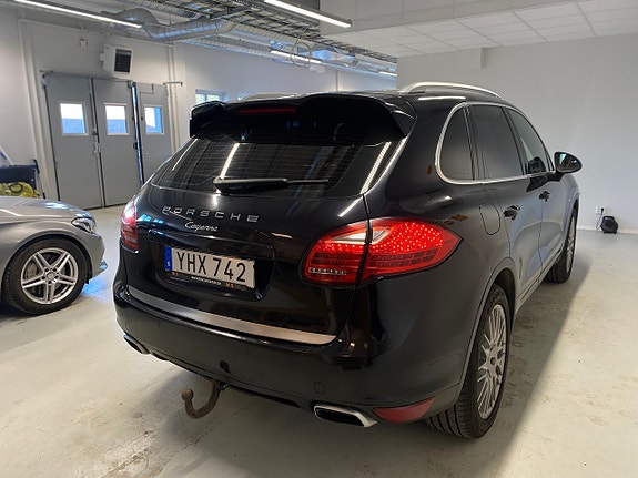 Porsche Cayenne 4 of 5