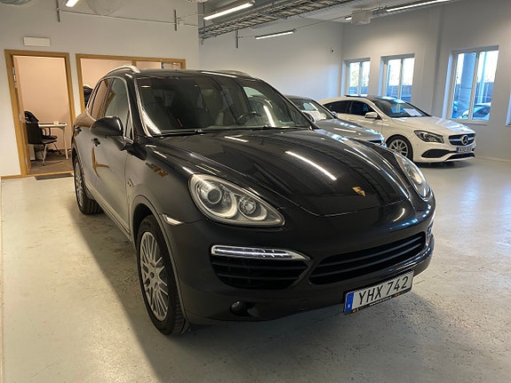 Porsche Cayenne 2 of 5