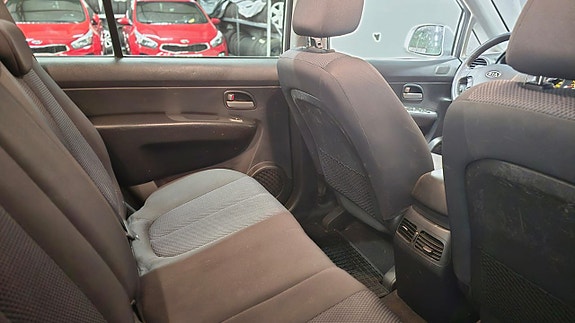 Kia Carens 13 of 27