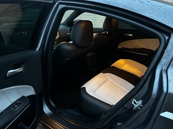 Dodge Charger 12 of 21