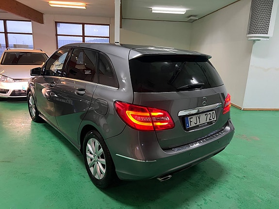 Mercedes-Benz B180 4 of 5