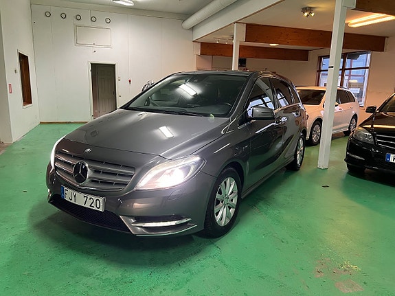 Mercedes-Benz B180 3 of 5