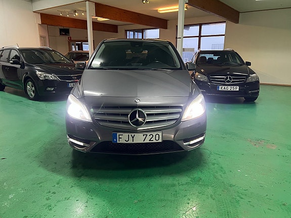 Mercedes-Benz B180 2 of 5