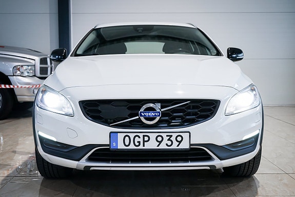 Volvo V60 Cross Country 2 of 5