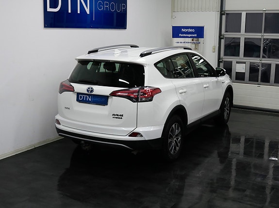Toyota RAV4 2 of 19