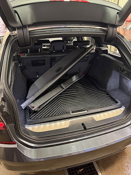 BMW 330e 5 of 18