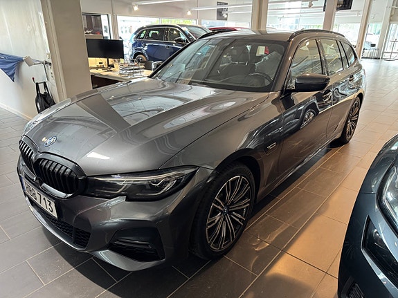 BMW 330e 16 of 18