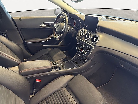Mercedes-Benz CLA180 17 of 20