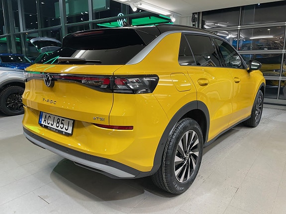 Volkswagen T-Roc 4 of 6
