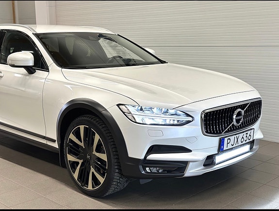 Volvo V90 Cross Country 2 of 5